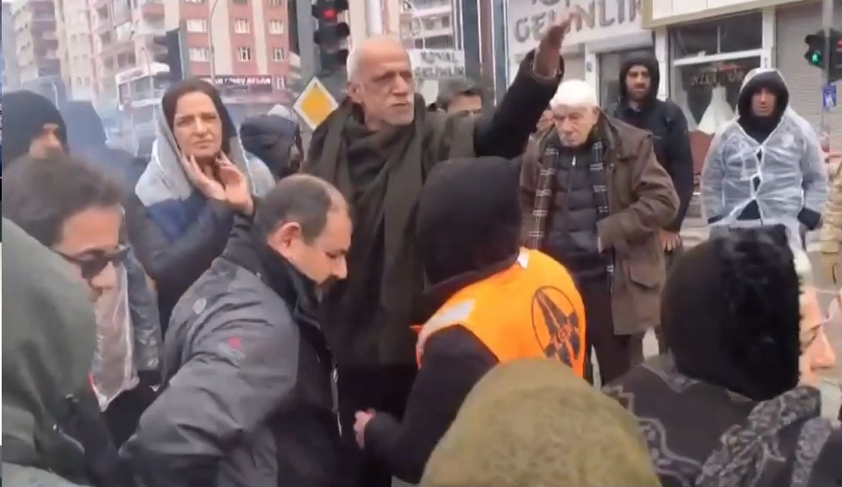 Foto�raf �ekip devleti su�layan HDP'li Paylan'a depremzededen tepki: Diyarbak�r'�n ��p� olamazs�n