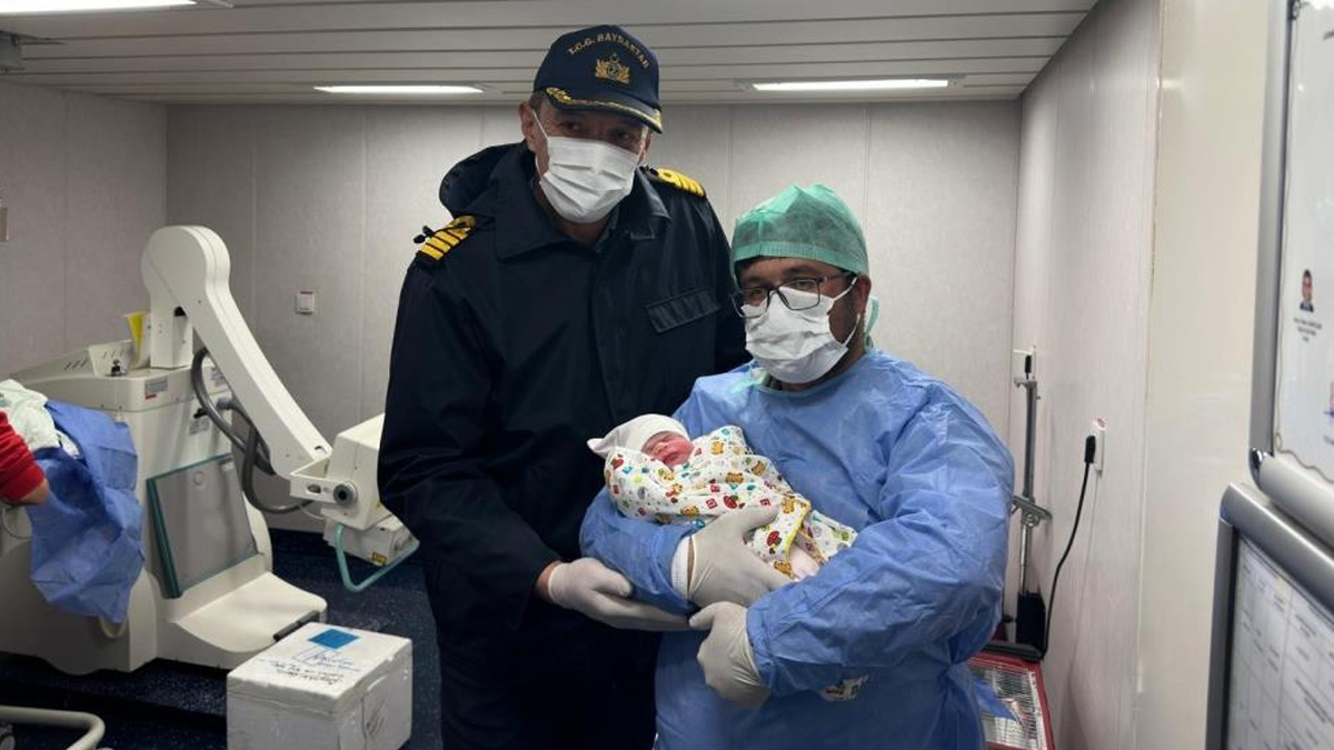 Hatice bebek TCG Bayraktar gemisinde g�zlerini d�nyaya a�t�