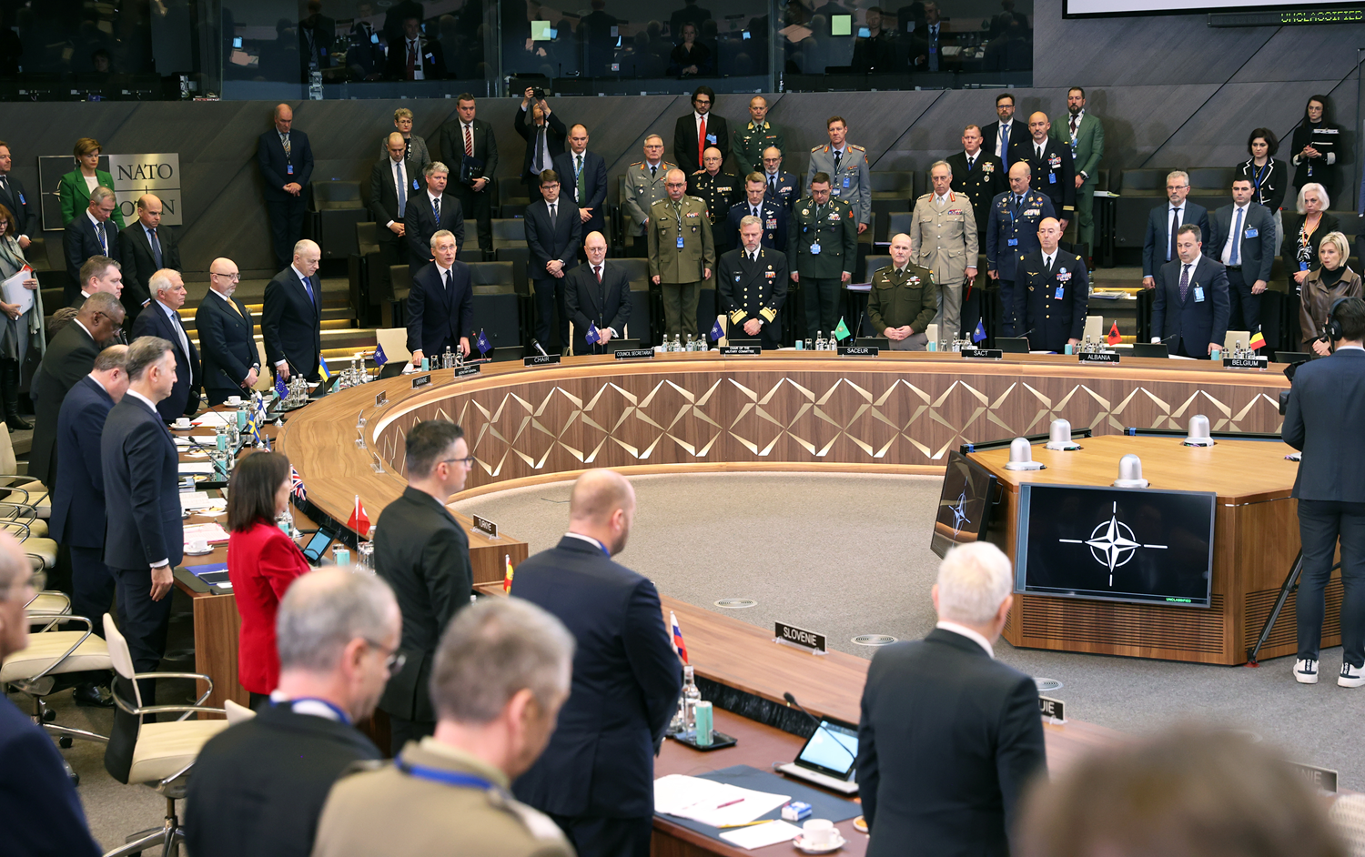 NATO Savunma Bakanlar� Toplant�s�, T�rkiye i�in sayg� duru�uyla a��ld�