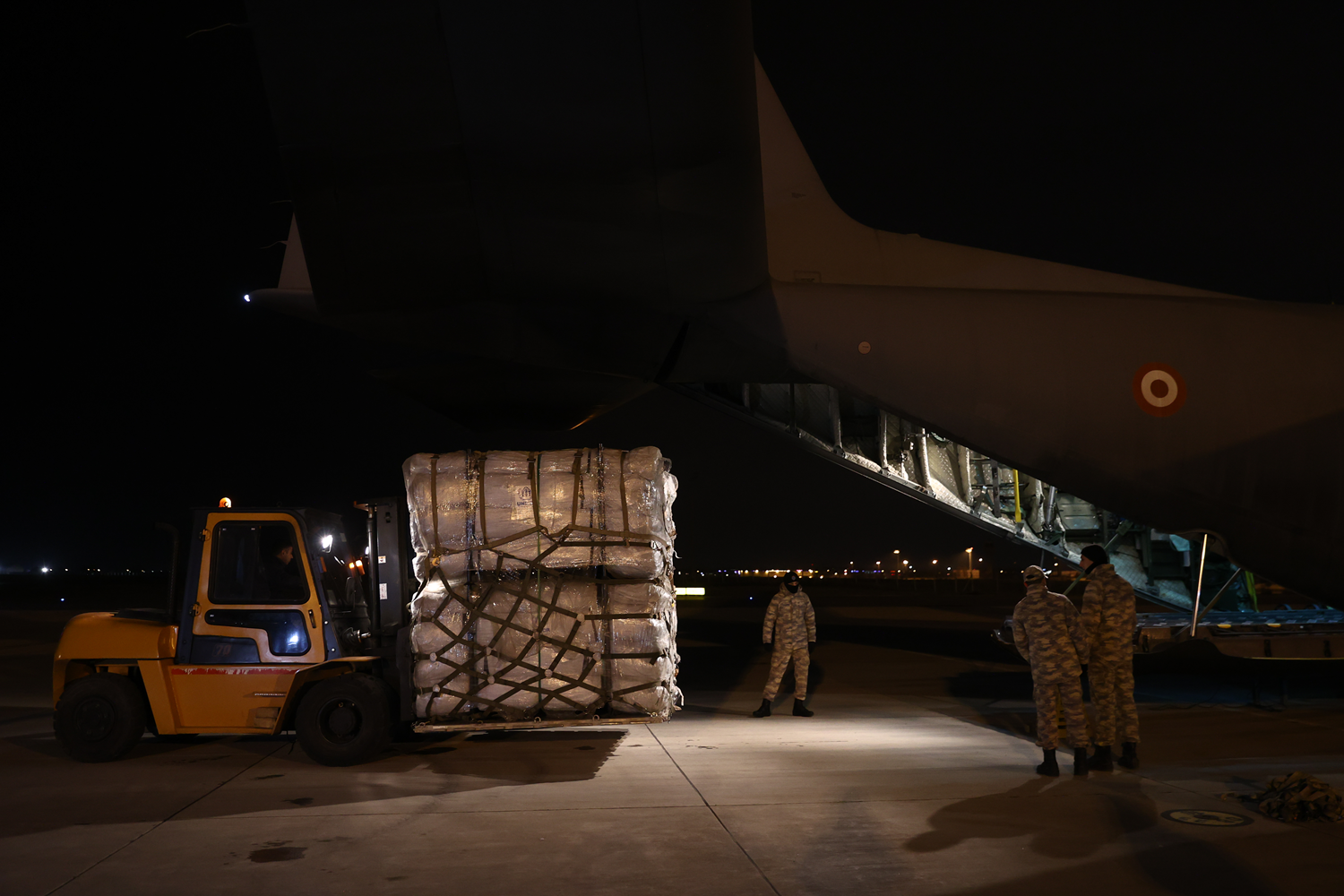 �e�itli �lkelerden gelen yard�mlar �stanbul'dan askeri u�aklarla deprem b�lgesine g�nderiliyor