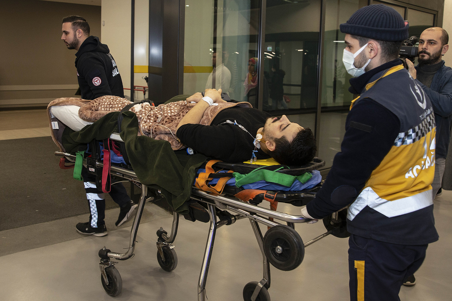 Deprem b�lgesinden 4 yaral�, ambulans u�akla �stanbul'a getirildi