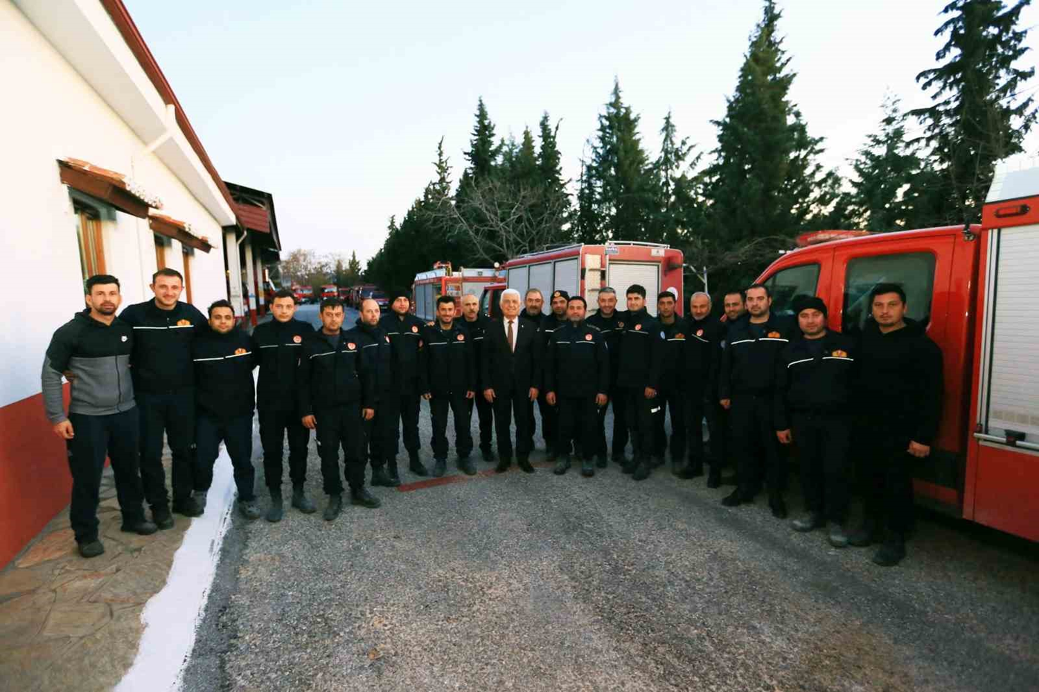 Deprem b�lgesinden d�nen itfaiyeciler ya�ad�klar�n� anlatt�: �8 katl� binan�n alt�nda �al���rken art�� depremler oldu�