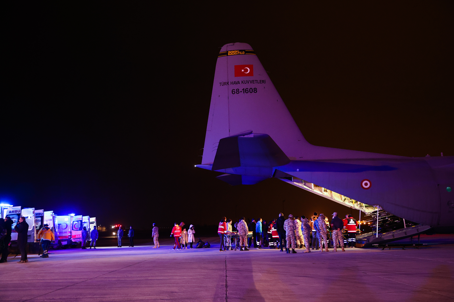 Depremlerde yaralanan 30 ki�i TSK'n�n kargo u�a��yla �stanbul'a getirildi