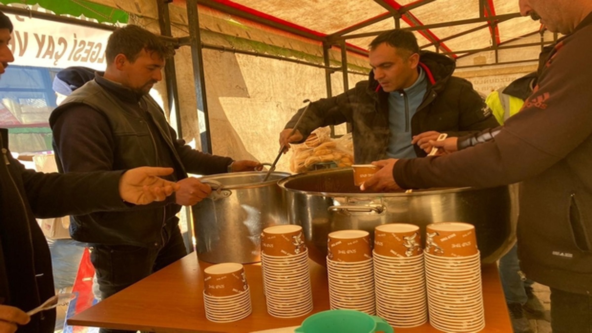 Kars'taki iftilerden gnlden destek: Hayvanlarn satarak gelirlerini depremzedelere baladlar