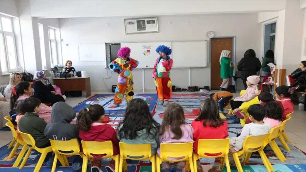 Van'da g�n�ll� ki�iler depremzede �ocuklar i�in etkinlikler d�zenledi