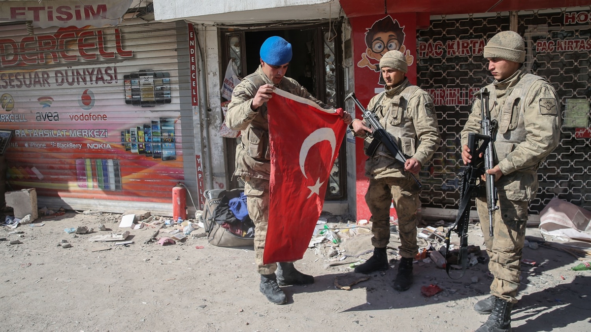 skenderun'da Mehmetik, depremde yere den Trk bayran kaldrd