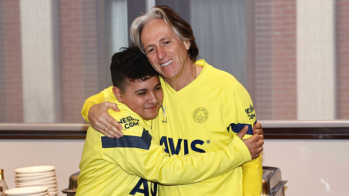 Depremde enkazdan ��kar�lan Mehmet Akif A�a�, Jorge Jesus ile bulu�tu