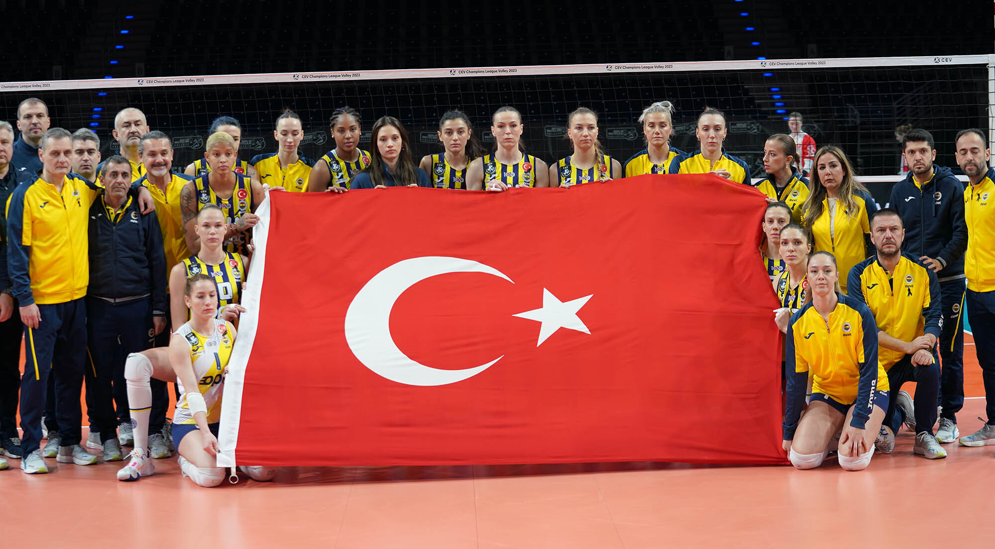 Fenerbah�e Kad�n Voleybol Tak�m�, depremzedeler i�in kan ba����nda bulundu