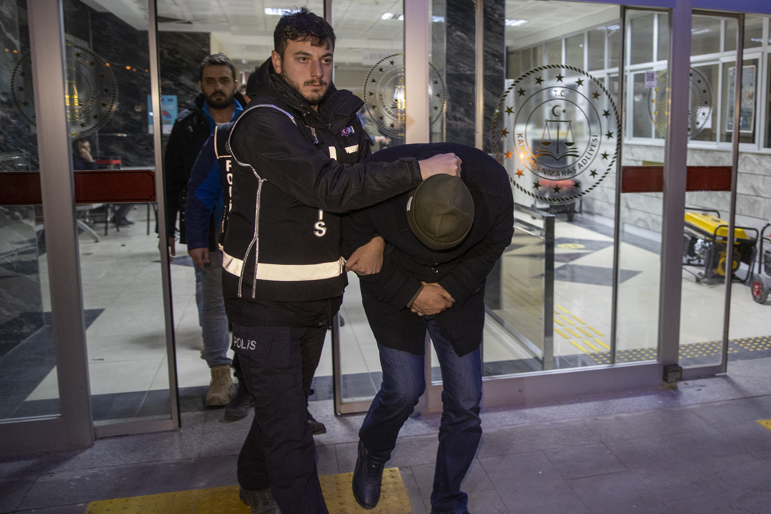 Depremde y�k�lan sitenin m�teahhidi tutukland�