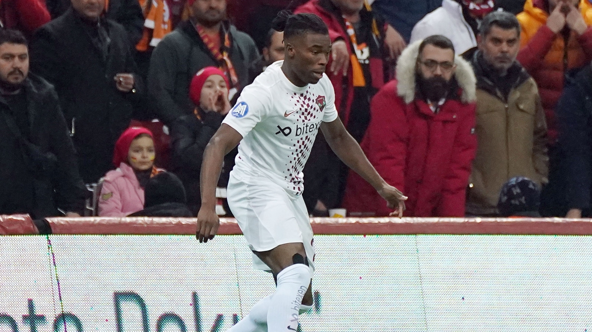 Galatasaray, Sam Adekugbe transferini aklad