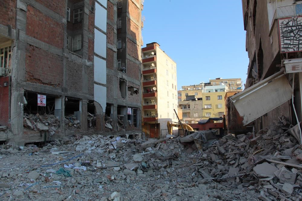 Haklar�nda g�zalt� karar� bulunan 2 m�teahhit depremde hayat�n� kaybetmi�