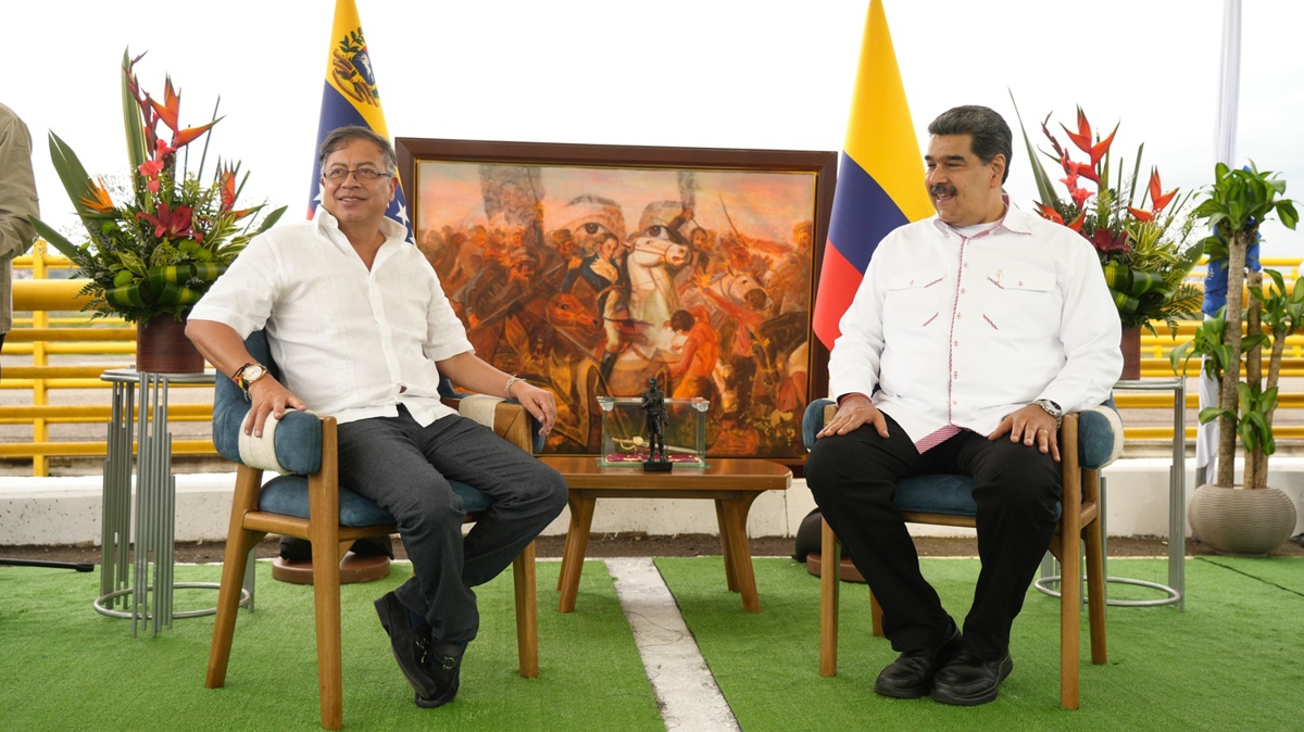 Kolombiya Cumhurbakan Petro, Maduro ile snrda grt