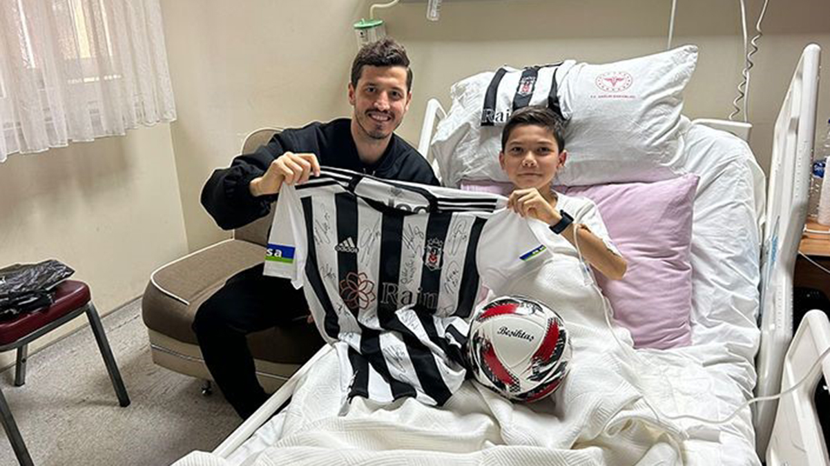 Salih U�an, depremden yaral� kurtulan minik �mer'e forma hediye etti