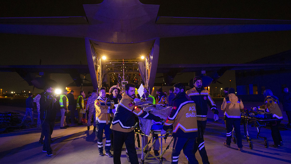 Uluslararas� yard�mla depremzedeler �stanbul'a getirildi