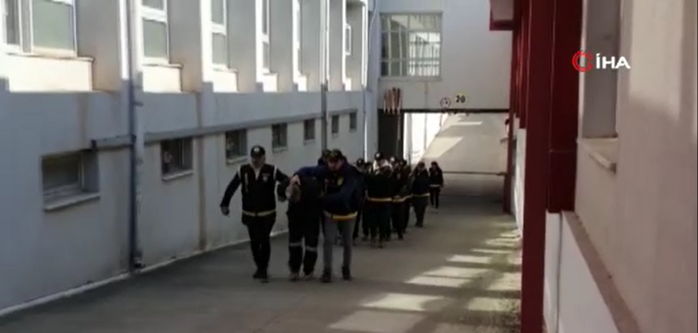 Adana'da depremzedelerin ara�lar�n� �alanlar yakaland�