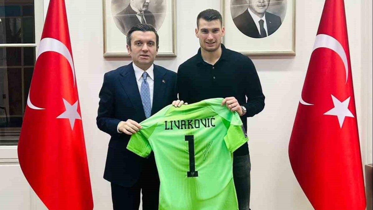 Dominik Livakovic, Dnya Kupas'nda giydii formasn ve eldivenlerini depremzedeler iin balad