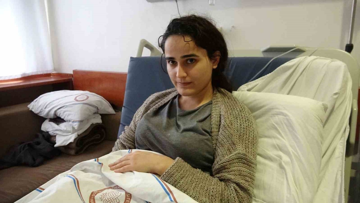 Depremden yaral kurtulan Zeynep: Hangi mahalle bizim bilmiyoruz, tanyamyoruz