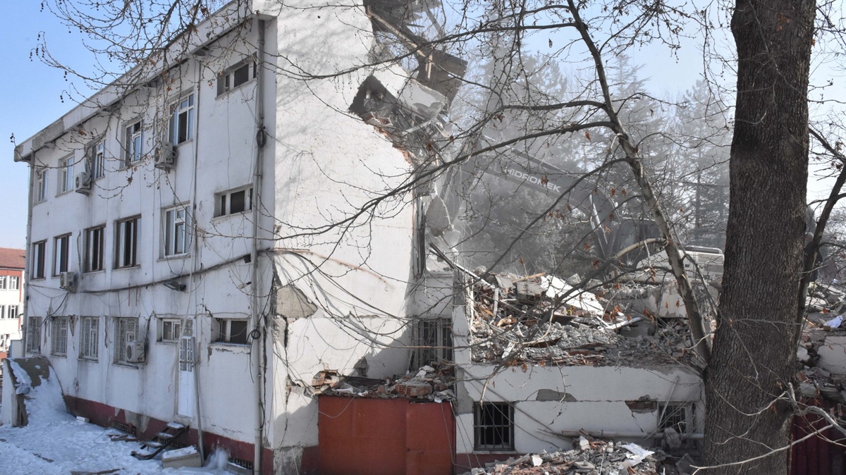 Depremde ar hasar alan Elbistan Belediyesi binasnn ykmna baland