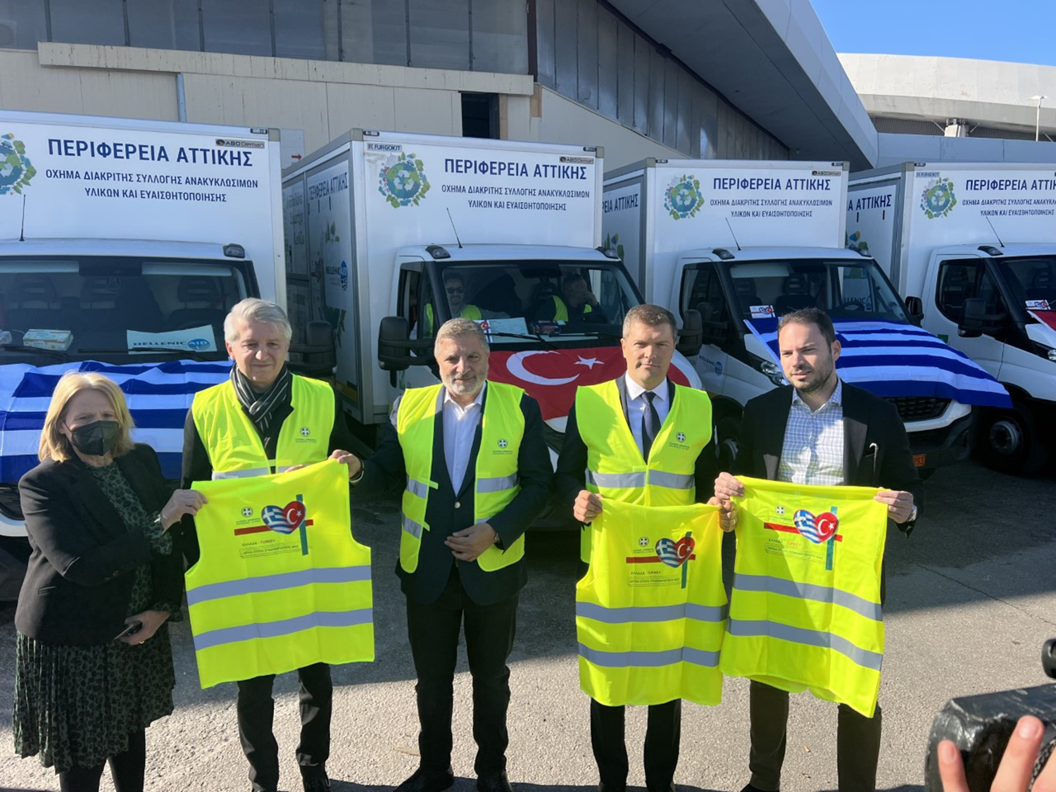 Kom�unun T�rkiye'deki depremzedelere yard�mlar� s�r�yor