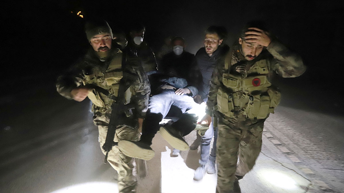 Antakya'da 2 bina y�k�ld�