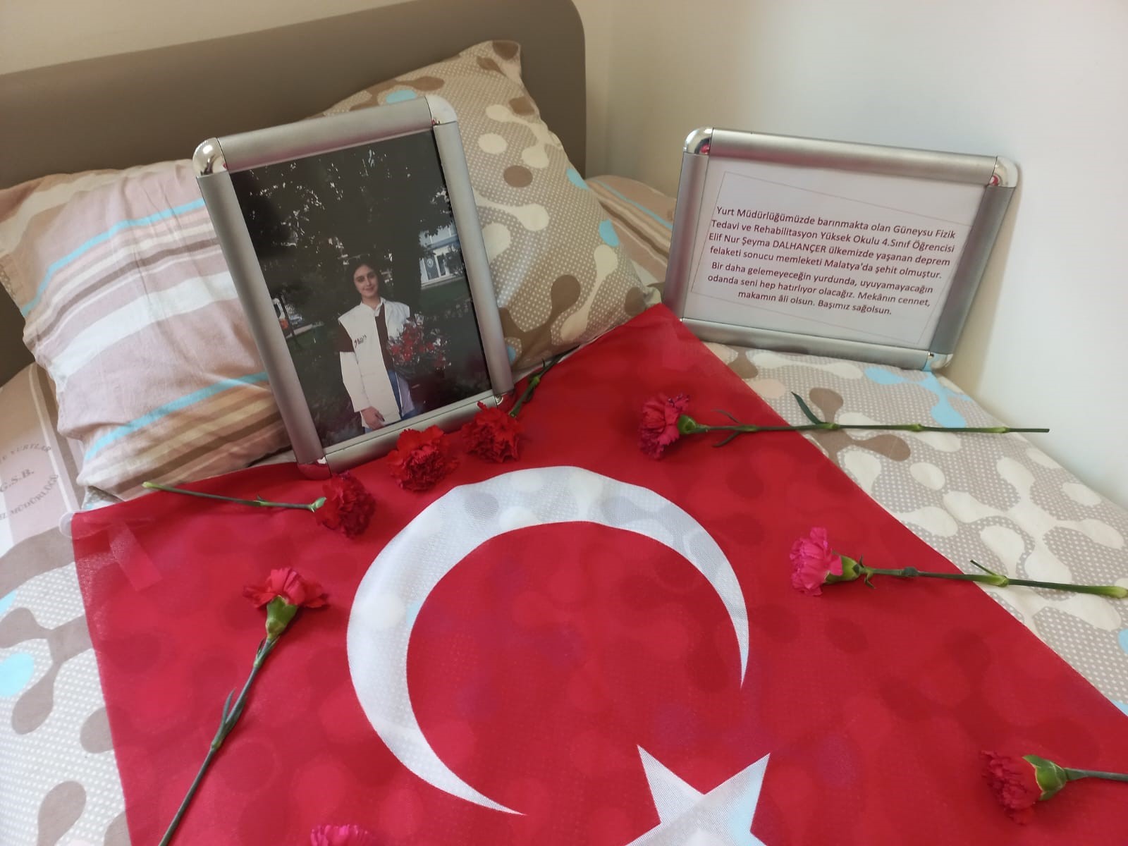 Cumhurba�kan� Erdo�an, depremde hayat�n� kaybeden �eyma'n�n annesiyle g�r��t�