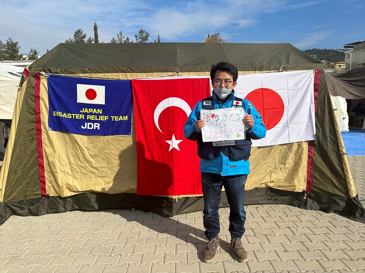 Deprem b�lgesinde Japonlar� duyguland�ran not