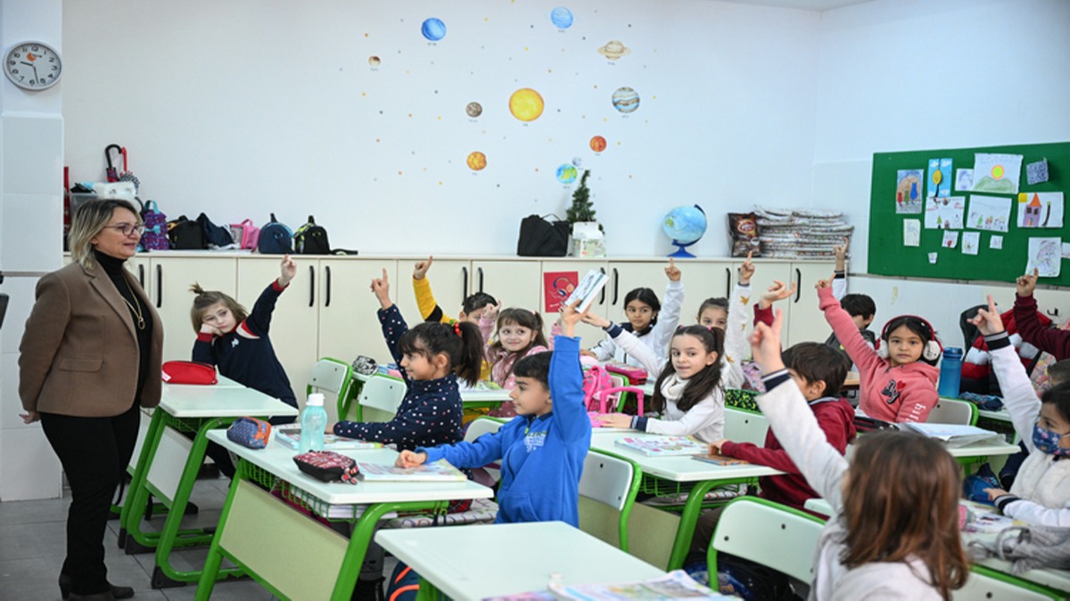 stanbul'daki renciler deprem nedeniyle verilen arann ardndan okullarna dnd