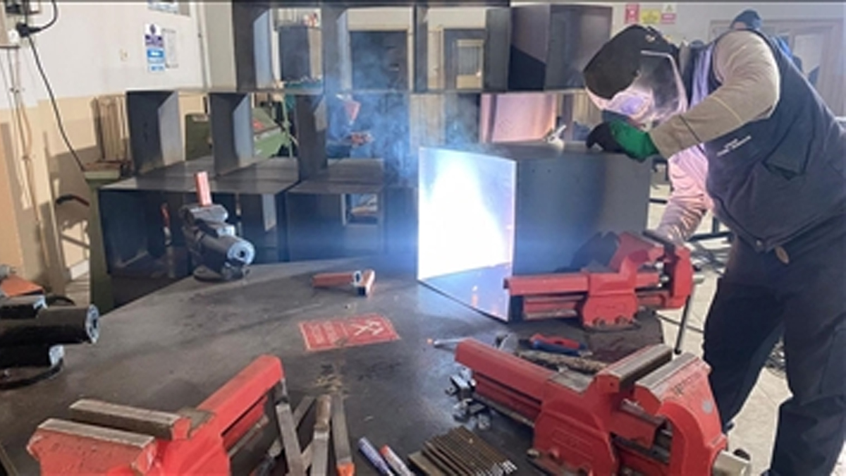 Lise ��rencilerinden depremzedelere g�n�lden destek: Soba ve hijyen malzemesi �retiyorlar