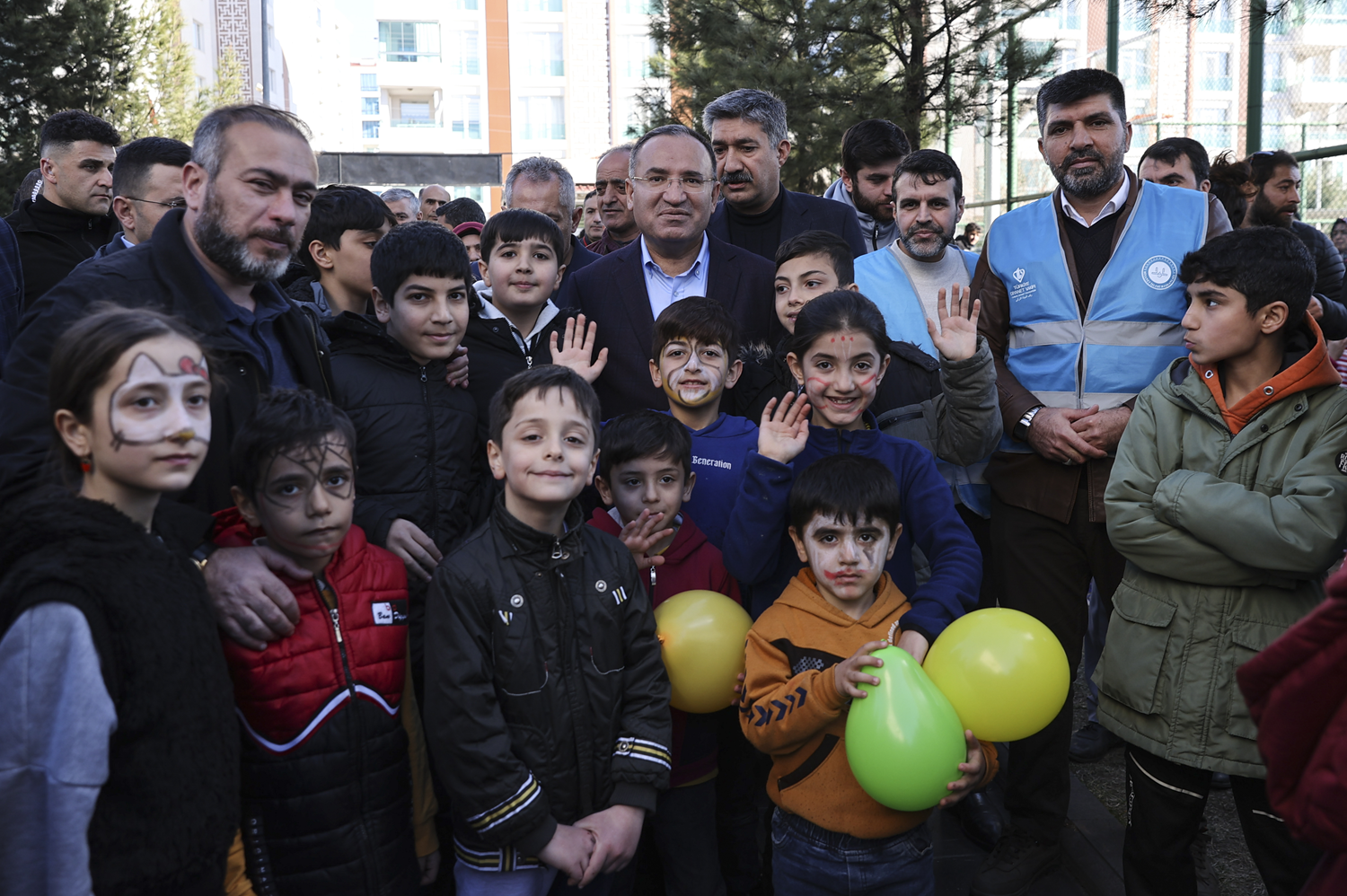 Bakan Bozda� yurtta kalan depremzedeleri ziyaret etti