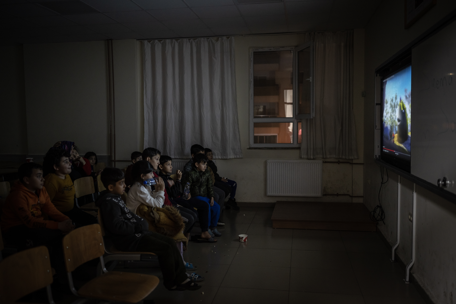 Depremzede �ocuklar�n �izgi film keyfi