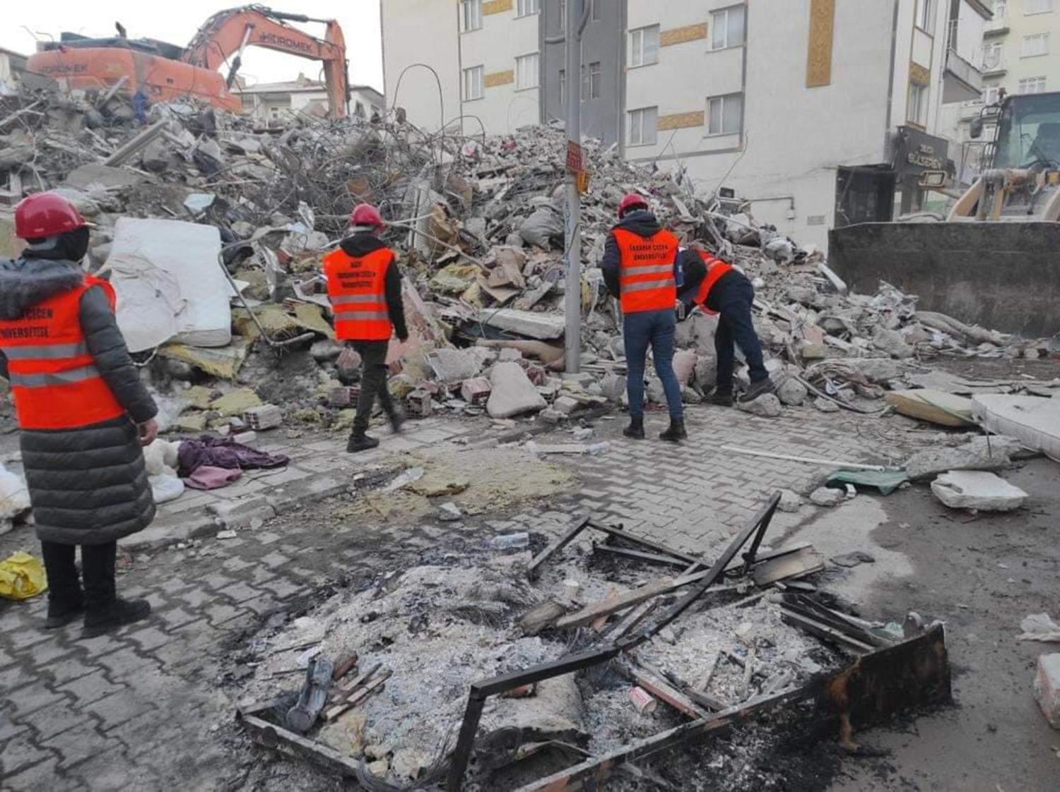 Malatya'da a��r hasarl� binalardan e�ya tahliyesi durduruldu