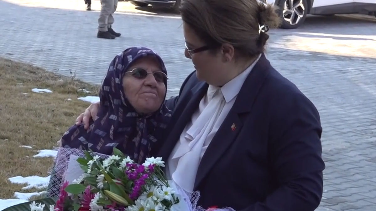 Bakan Yan�k'tan huzurevi ziyareti