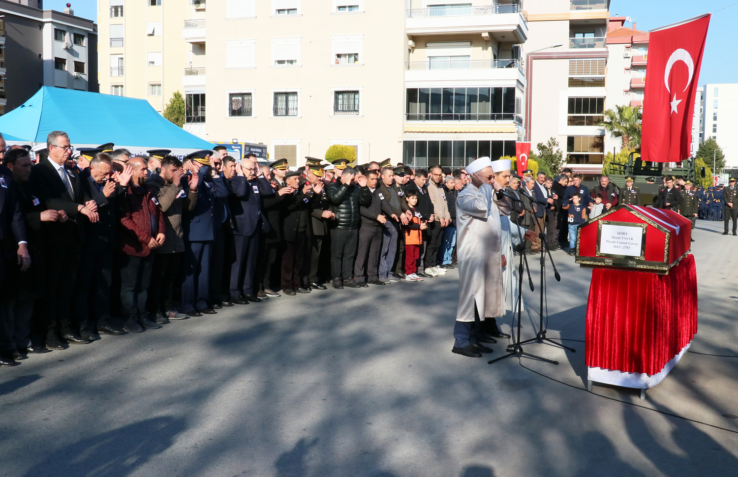 I�d�r'da askeri ara� kazas�nda �ehit olan uzman �avu�, �zmir'de defnedildi