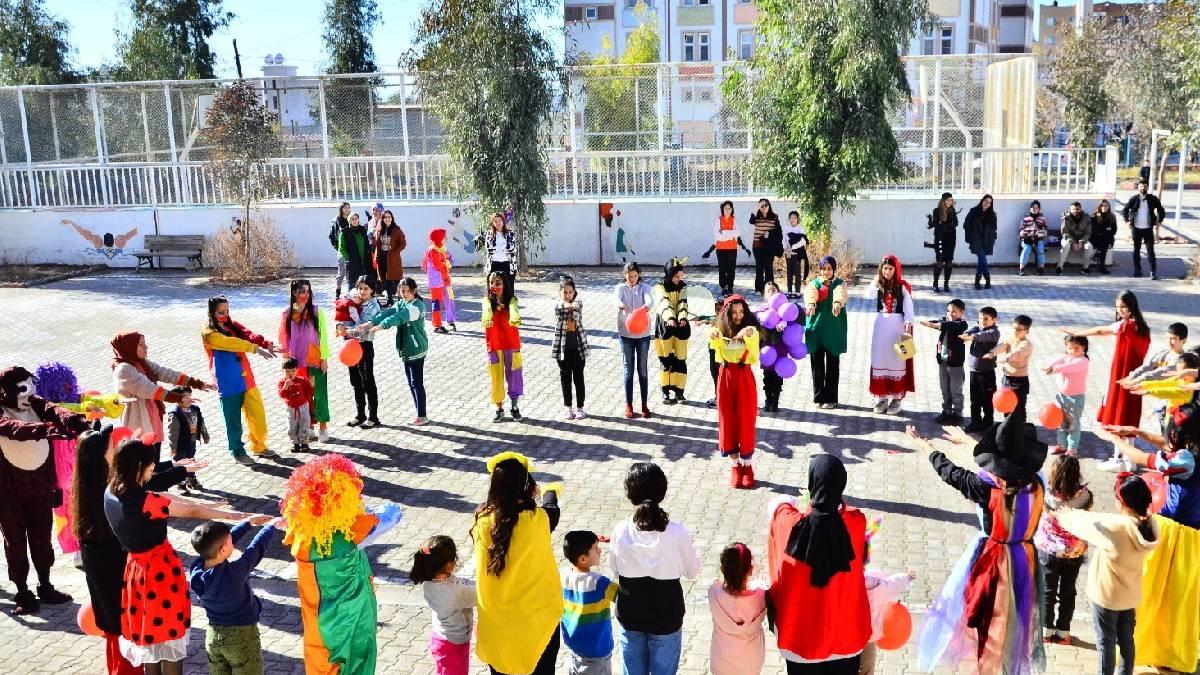 Samsun'a gelen depremzede �ocuklar�n y�z� 'moral etkinli�i' ile g�ld�r�l�yor