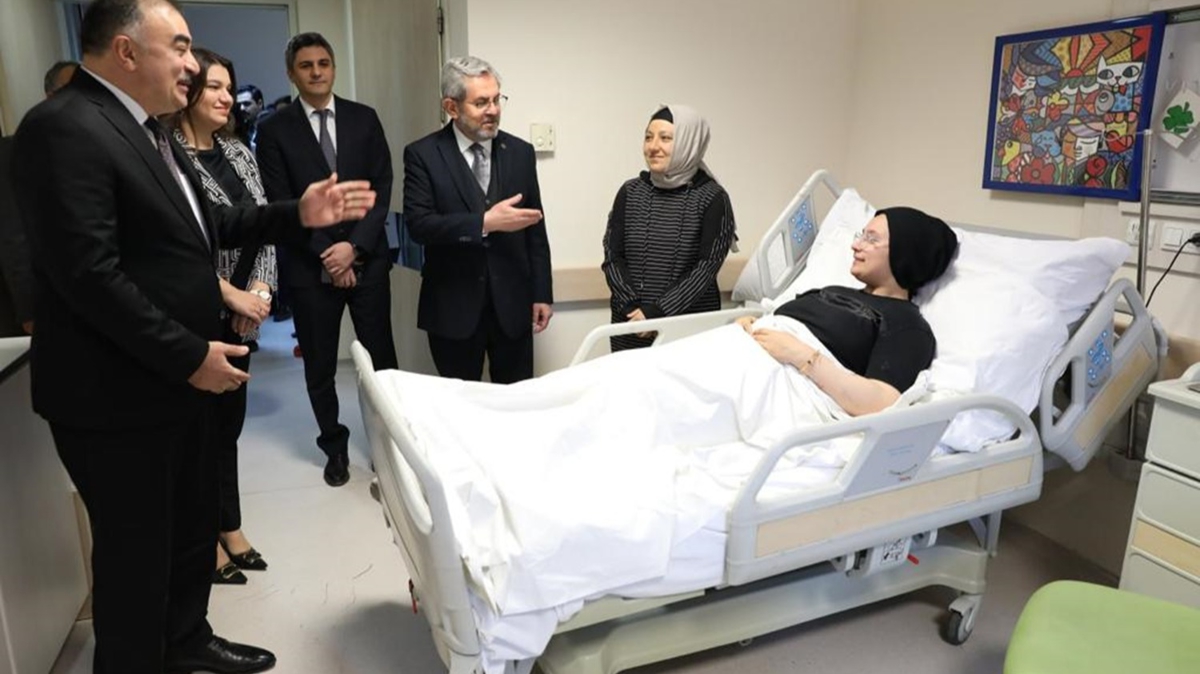 Azerbaycan'n Ankara Bykelisi Memmedov, depremzede ocuklar hastanede ziyaret etti 