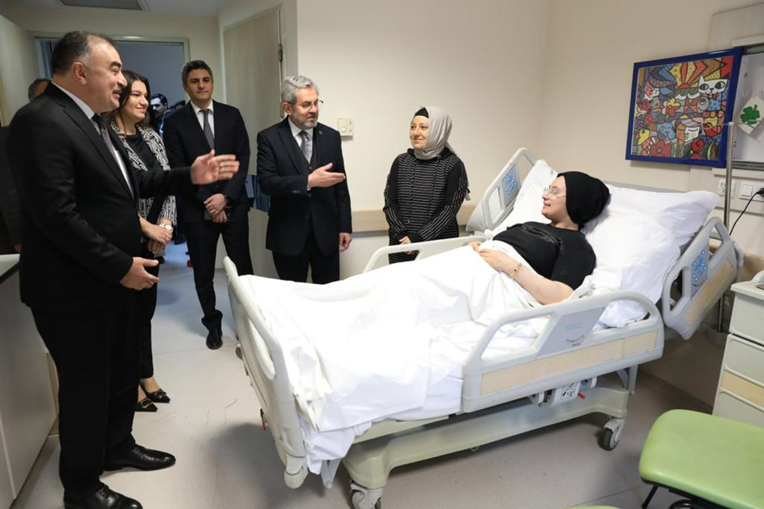 Azerbaycan'n Ankara Bykelisi Memmedov, depremzede ocuklar hastanede ziyaret etti