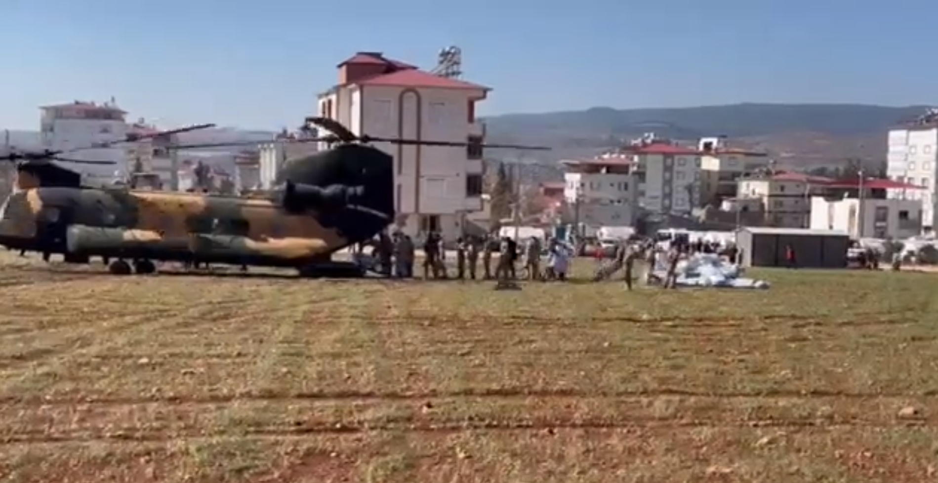 TSK'n�n deprem b�lgesinde yard�mlar� devam ediyor