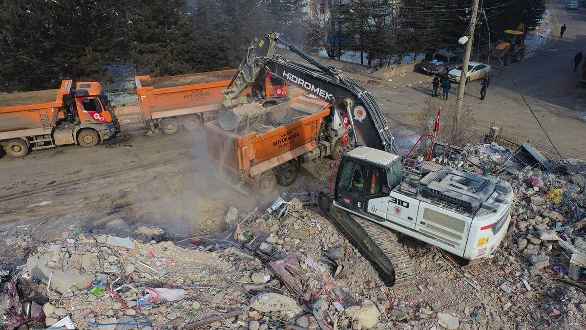 Elbistan'da enkaz kald�rma i�lemleri devam ediyor