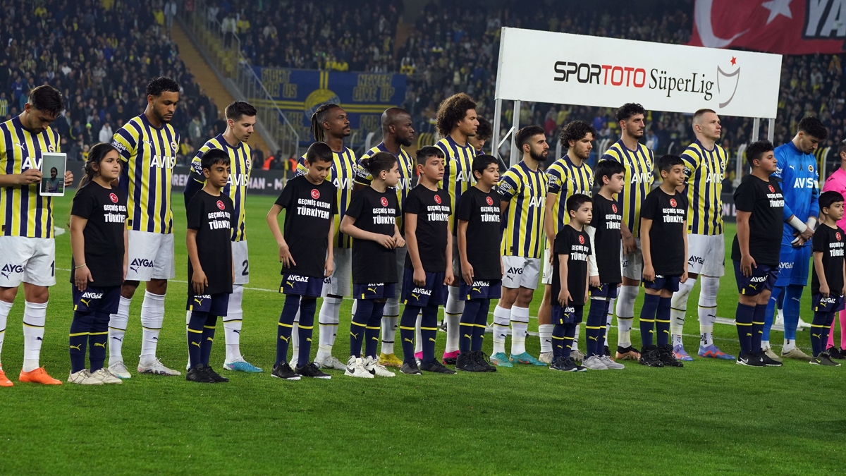 Depremzede ocuklar Fenerbahe ve Konyasporlu futbolcularla birlikte seremoniye kt 