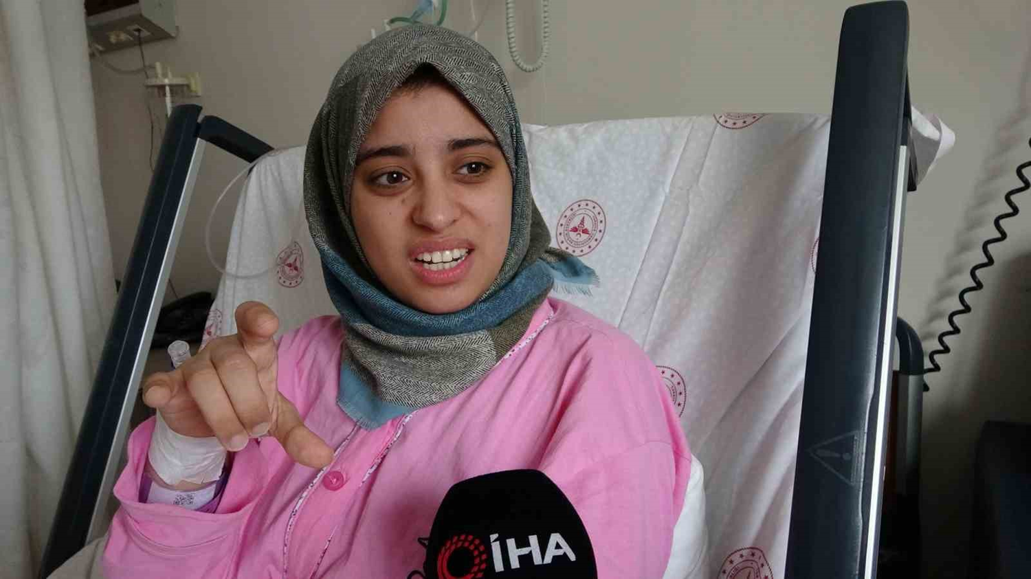 Enkaz alt�nda bebe�ine duvardan s�zan ya�mur suyunu i�irerek hayata tutunmas�n� sa�lad�