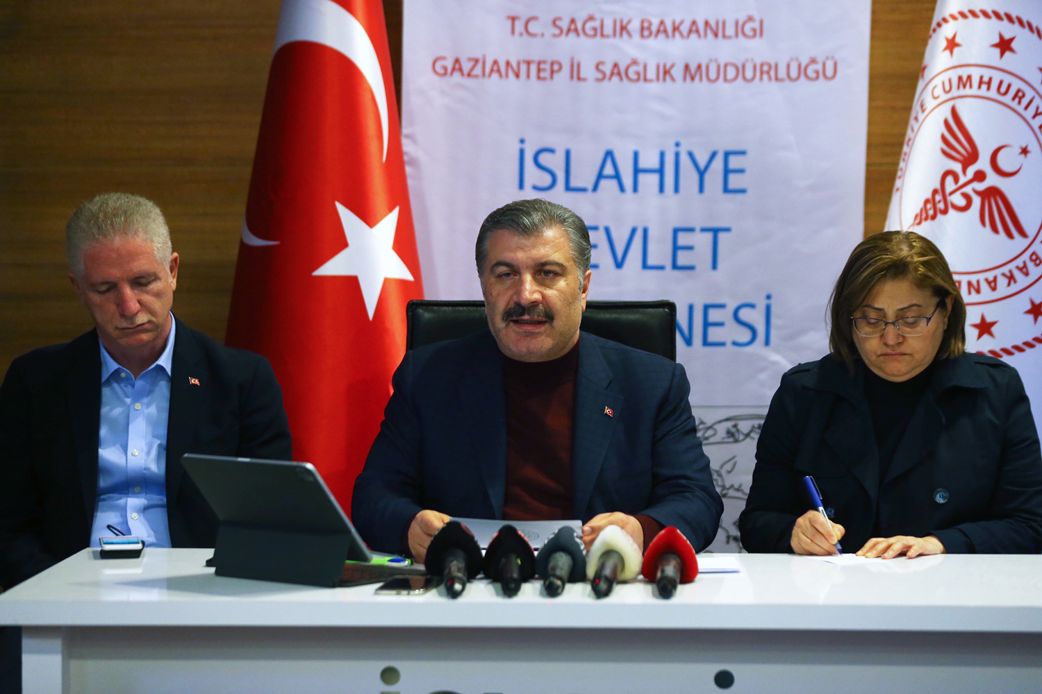 Bakan Koca, Nurda�� ve �slahiye'deki depremzedeleri uyard�: �ebeke suyunu i�meyin