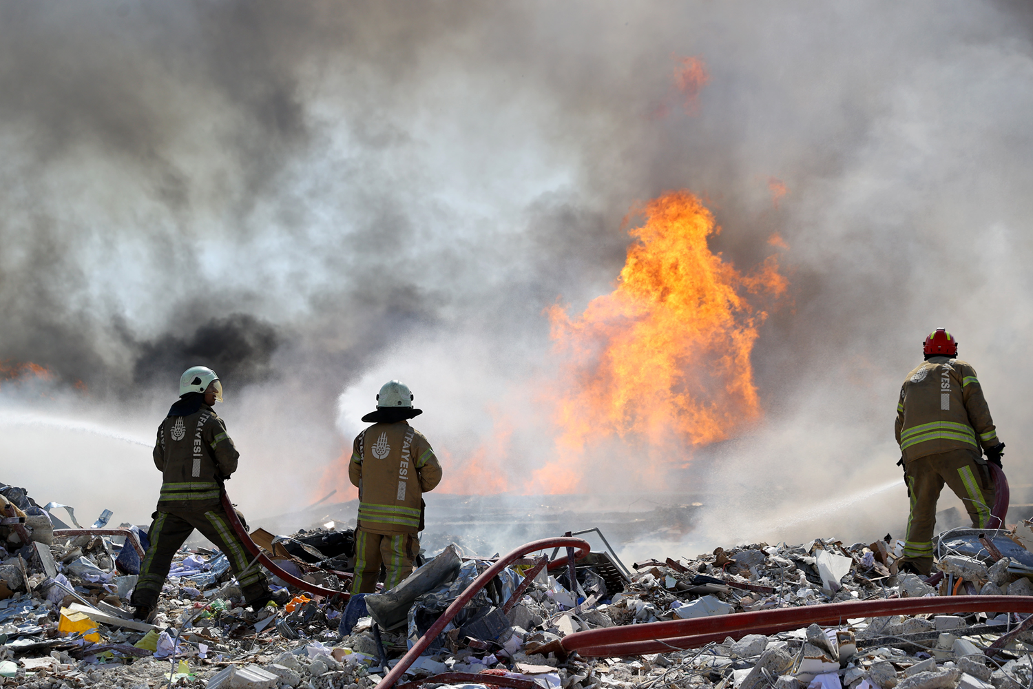 Hatay'da fabrika enkaz�nda yang�n ��kt�