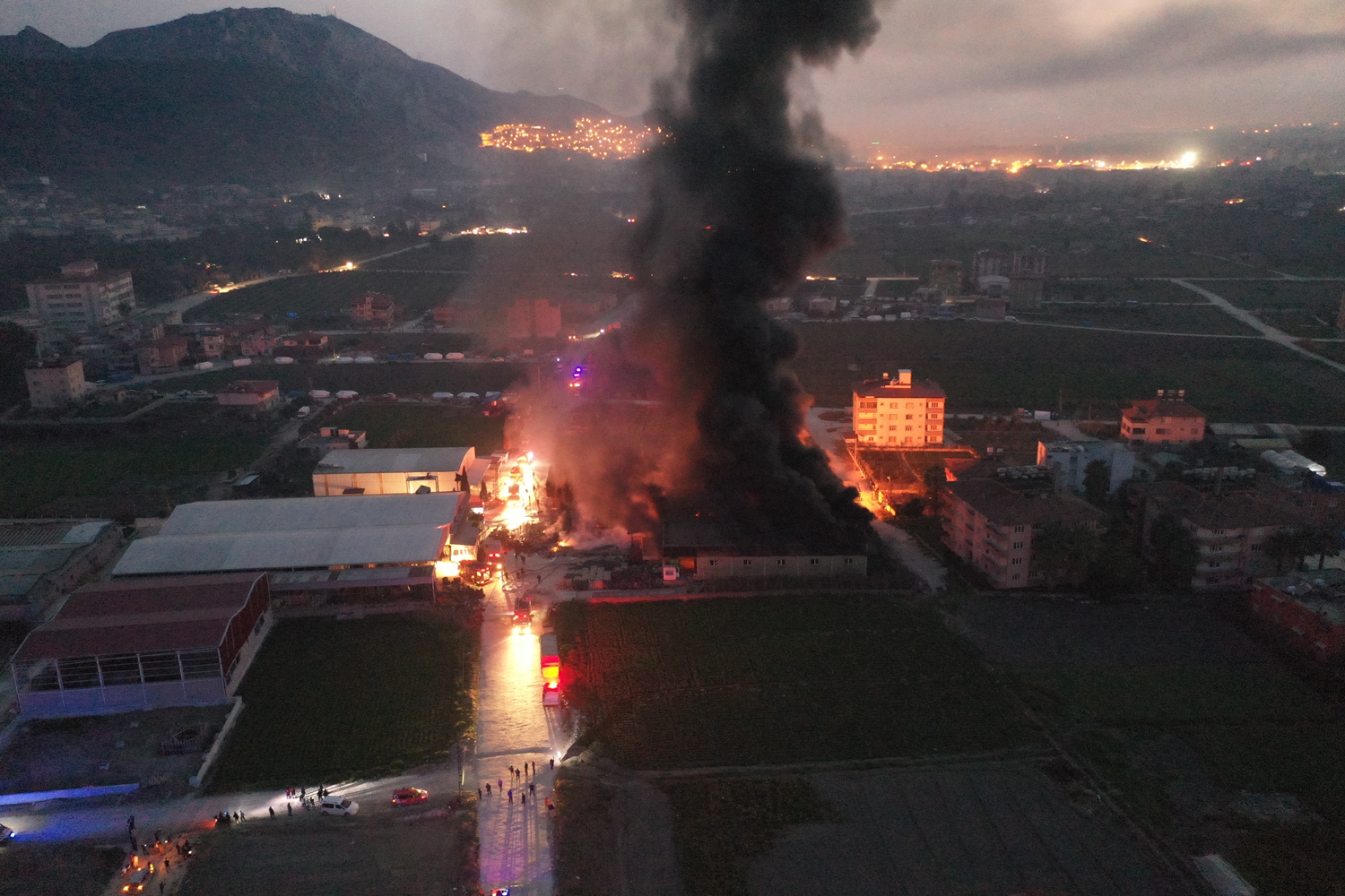 Deprem b�lgesi Hatay'da fabrika yang�n�!   Kontrol alt�na al�nd�