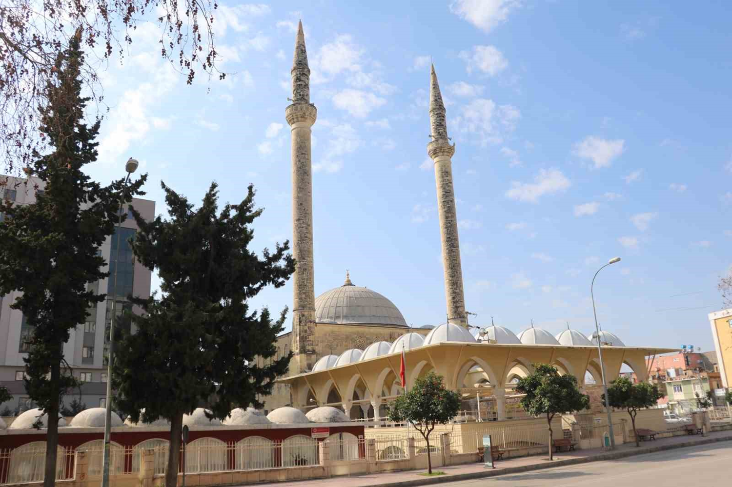 Depremden etkilenen Adana'da 150 cami minaresi a��r hasar ald�