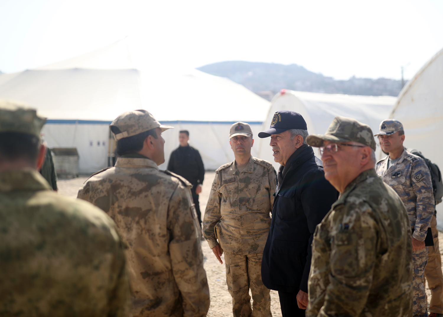 Bakan Akar deprem b�lgesinde: B�t�n bu yaralar� saraca��z