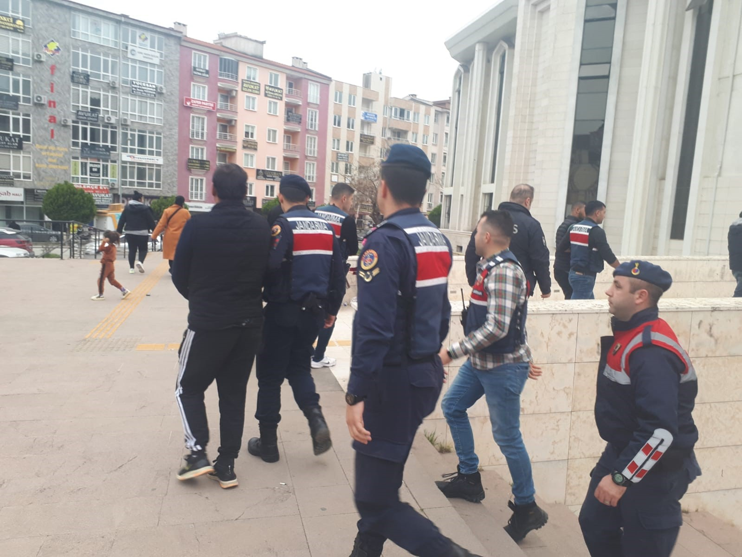 Bal�kesir'de ev soyan 3 ��pheli yakaland�