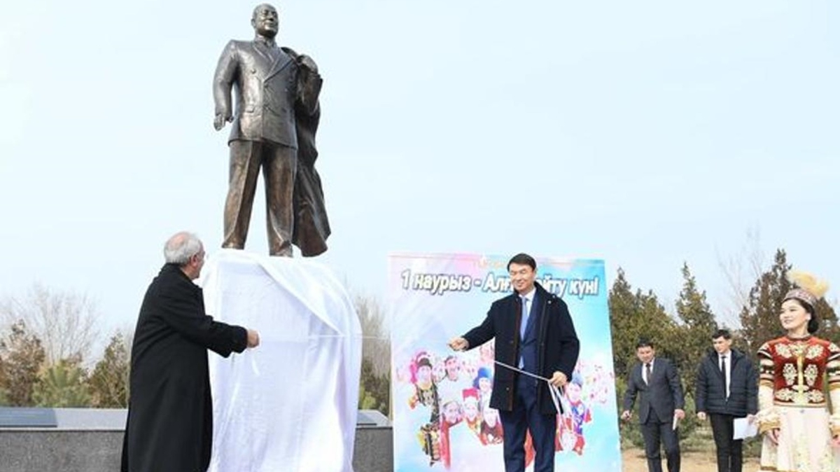 Kazakistan'da Adnan Menderes ant ald 