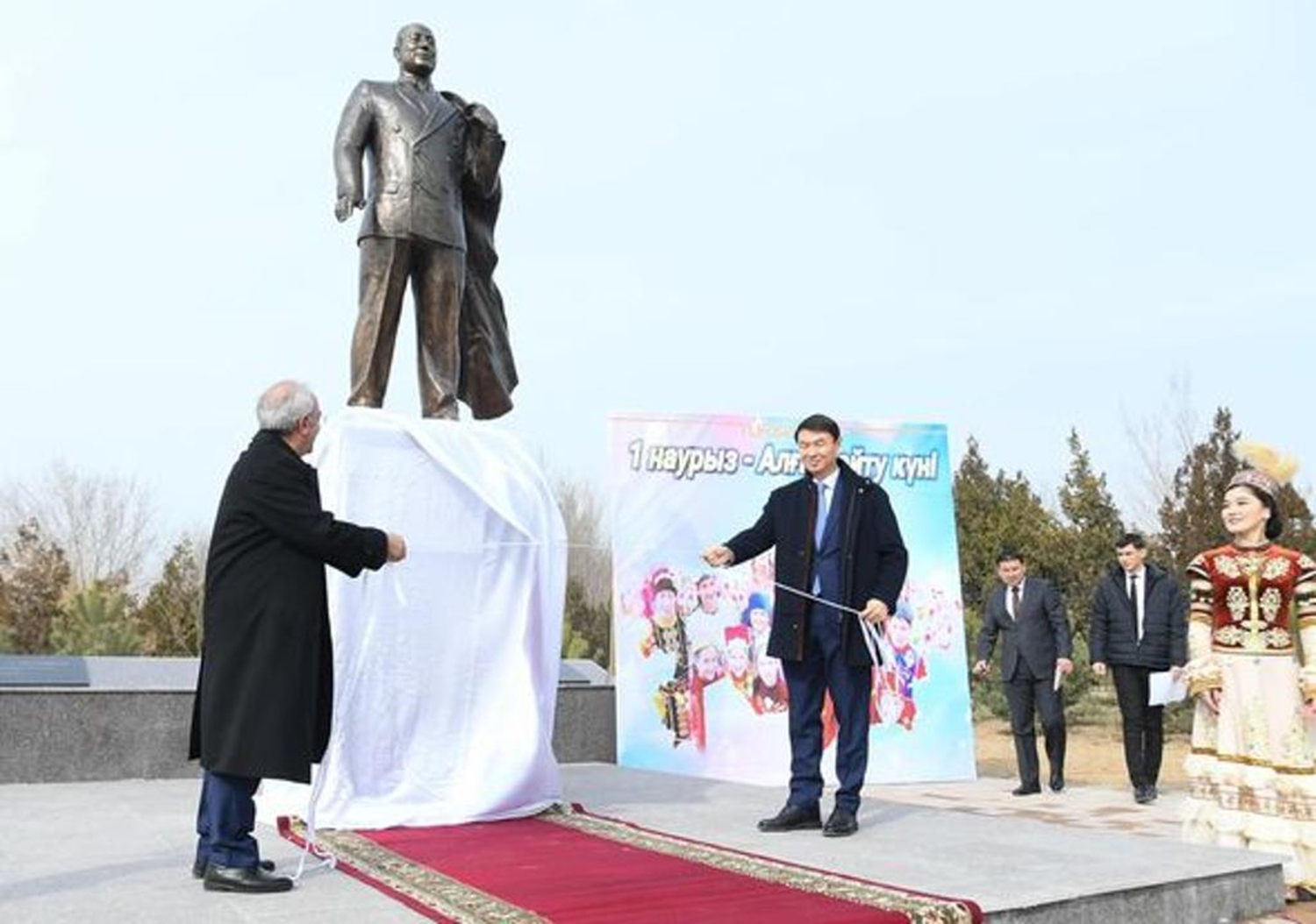 Kazakistan'da Adnan Menderes ant ald