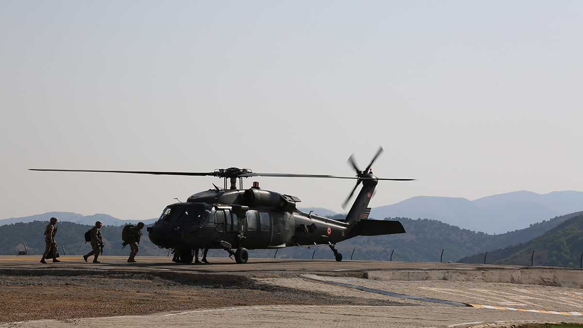 T�rk Silahl� Kuvvetleri depremin yaralar�n� sar�yor