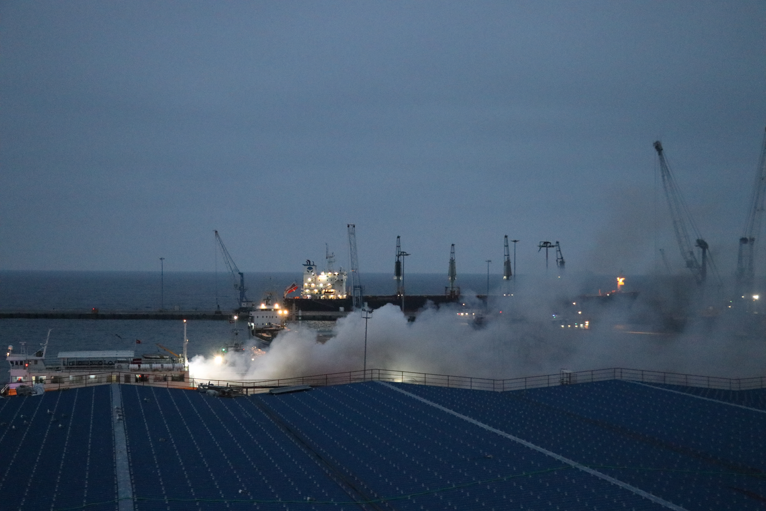 Feribot i�erisindeki ara�larla yand�